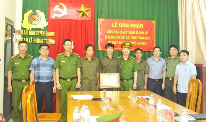 Đại tá Ma Quang Trung, Phó Giám đốc Công an tỉnh cùng lãnh đạo xã Đường Thượng tại buổi lễ trao tặng Bằng khen của Bộ trưởng Bộ Công an cho Tổ bảo vệ ANTT thôn Sảng Lủng.