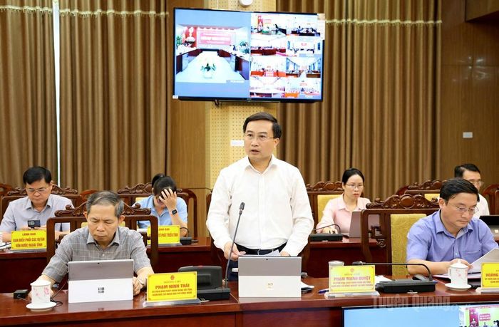 Lãnh đạo Sở Nông nghiệp và Môi trường phát biểu về chuyển đổi cơ cấu cây trồng.