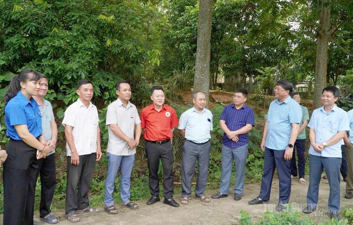 Đồng chí Phó Chủ tịch Thường trực Ủy ban MTTQ tỉnh Hà Trung Kiên và Đoàn công tác kiểm tra, nắm tình hình thực hiện sáp nhập thôn tại xã Tri Phú.