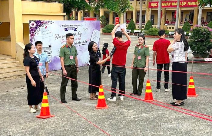 Cán bộ tại điểm thi Trường THPT Sông Lô kiểm tra an ninh trước khi thí sinh vào phòng thi. Ảnh Thùy Lê