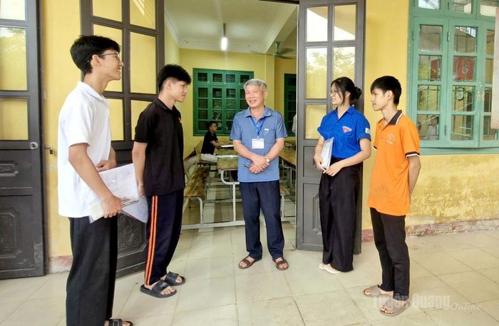 Thầy giáo Thạch Đại Thánh (đứng giữa) Hiệu trưởng trường THPT Lâm Bình dặn dò thí sinh trước khi vào phòng thi. Ảnh: Minh Hoa