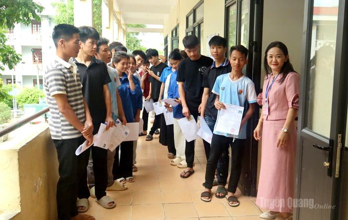 Các thí sinh tại điểm thi Trường THPT Yên Minh, xã Yên Minh chuẩn bị vào phòng thi. Ảnh: Phạm Hoan