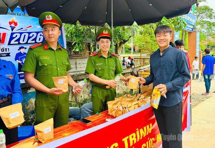 Thí sinh tại điểm thi trường THPT Hà Lang được chuẩn bị đồ ăn, nước uống. Ảnh: Hoàng Trang