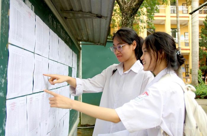 Thí sinh tại điểm thi trường THPT Tháng 10 kiểm tra thông tin trước khi bước vào môn thi thứ 2. Ảnh: Thùy Lê