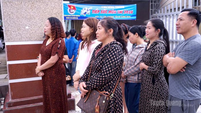 Các phụ huynh dõi theo con vào thi. Ảnh: Bang Phúc
