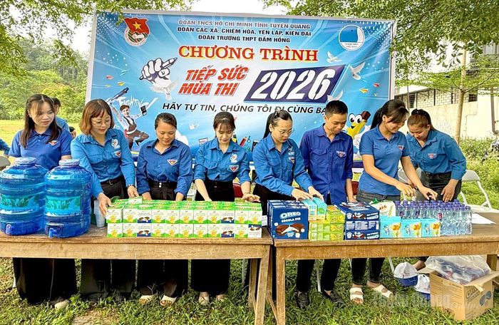 Đoàn viên, thanh niên chuẩn bị đồ ăn nhẹ cho các thí sinh dự thi buổi chiều tại điểm thi trường THPT Đầm Hồng. Ảnh: Thu Trang