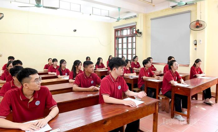 Các thí sinh vào phòng thi tại điểm thi Trường THPT Tân Trào, phường Minh Xuân. Ảnh: Huy Hoàng