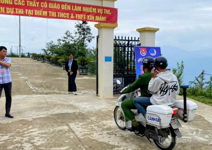 Công an xã Xín Mần kịp thời hỗ trợ thí sinh ngủ quên đến điểm thi tại Trường THCS & THPT Xín Mần. Ảnh: Văn Long