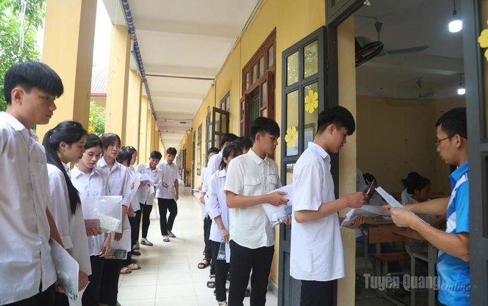 Các thí sinh vào phòng thi buổi chiều tại điểm thi Trường THPT Xuân Vân. Ảnh: Hảo Lê