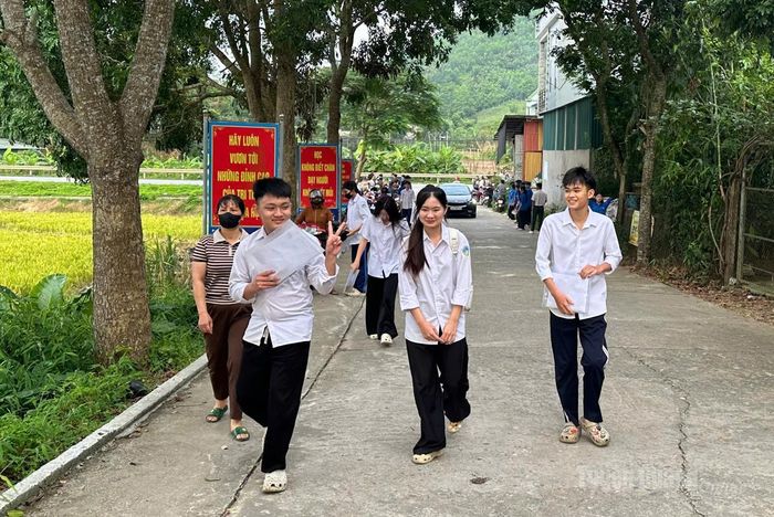 Thí sinh bước vào môn thi thứ 2 tại điểm thi trường THPT Thái Hòa, xã Thái Hòa. Ảnh: Mai Dung.