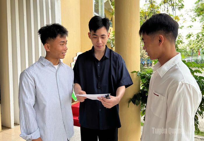 Thí sinh tự do dự thi tại điểm thi trường THPT Tân Trào trao đổi trước khi bước vào môn thi thứ 2 . Ảnh: Thúy Nga