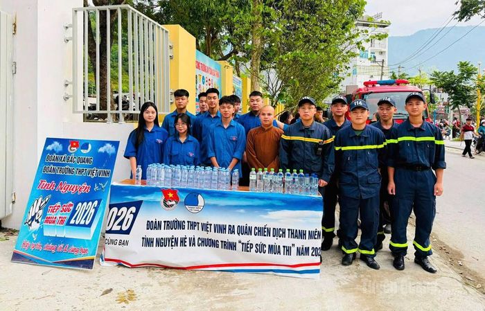 Đội chữa cháy và cứu nạn cứu hộ khu vực Bắc Quang hỗ trợ các thí sinh tại Trường THPT Việt Vinh, xã Bắc Quang. Ảnh Khánh Huyền