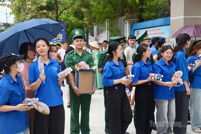 Các lực lượng tình nguyện tham gia hỗ trợ thí sinh tại điểm thi Trường THPT Chuyên Hà Giang. Ảnh: Khánh Huyền