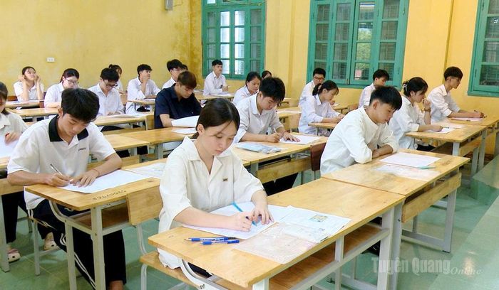 Các thí sinh tham dự Kỳ thi tốt nghiệp THPT năm 2026 tại điểm thi trường THPT Minh Quang. Ảnh: Như Quỳnh