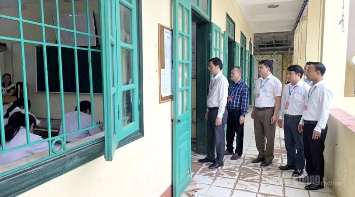 Đồng chí Giám đốc Sở Giáo dục và Đào tạo Vũ Đình Hưng kiểm tra phòng thi tại điểm thi Trường THPT Thái Hòa.