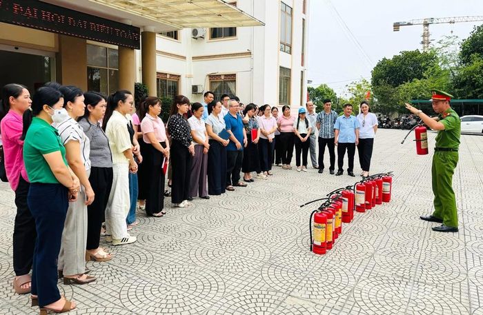 Cán bộ PCCC và CNCH hướng dẫn cách sử dụng bình chữa cháy.