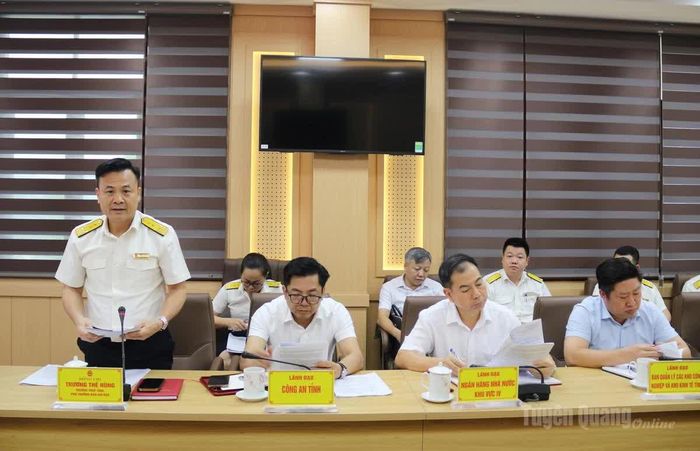 Lãnh đạo Thuế tỉnh báo cáo tình hình thu hồi nợ tiền thuế.