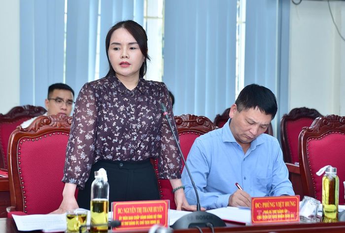 Đồng chí Nguyễn Thị Thanh Huyền, Ủy viên BCH Đảng bộ tỉnh, Bí thư Đảng ủy, Chủ tịch HĐND xã Sơn Dương báo cáo tại buổi làm việc.