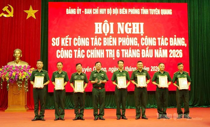Lãnh đạo Ban Chỉ huy BĐBP tỉnh tặng Giấy khen cho các tập thể, cá nhân có thành tích tiêu biểu, xuất sắc trong Cuộc thi chính luận bảo vệ nền tảng tư tưởng của Đảng lần thứ VI.