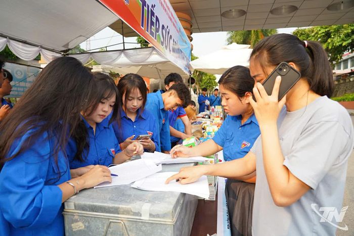 Lực lượng thanh niên tình nguyện hỗ trợ thí sinh tại các điểm thi.