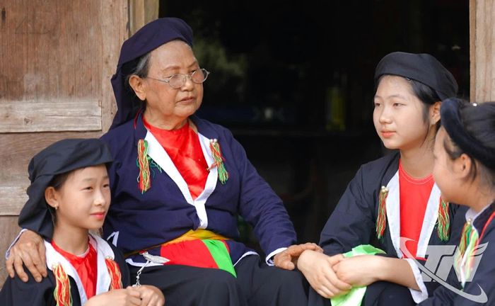 Nghệ nhân Miêu Thị Nguyệt truyền dạy làn điệu Soọng cô cho con cháu.