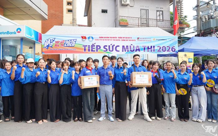 Lãnh đạo Tỉnh đoàn Thái Nguyên động viên các lực lượng thanh niên tình nguyện tại điểm thi Cao đẳng Thái Nguyên.