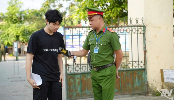 Kiểm soát an ninh bằng thiết bị quét cầm tay tại Điểm thi THPT Bắc Kạn.