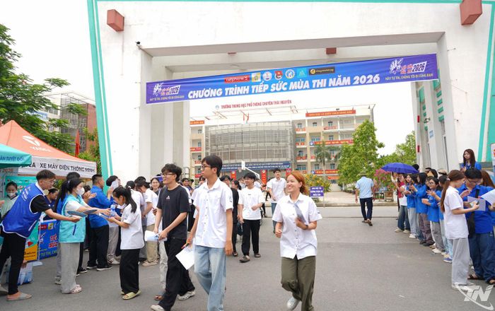 Thí sinh rời điểm thi THPT Chuyên Thái Nguyên sau khi hoàn thành bài thi môn Ngữ văn (sáng 11-6).