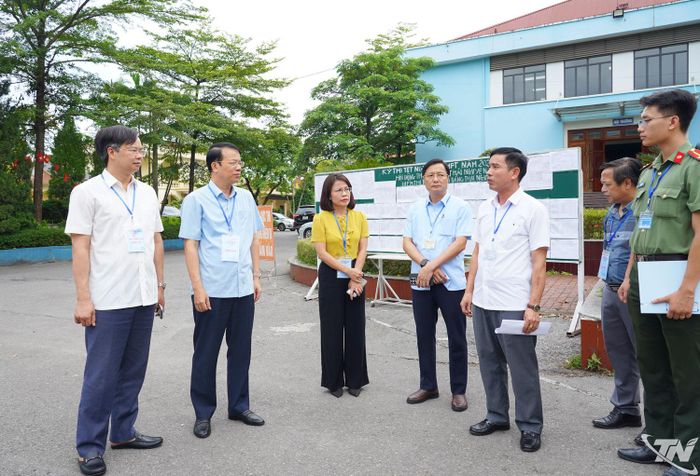 Đồng chí Dương Văn Lượng, Phó Chủ tịch UBND tỉnh, Trưởng Ban Chỉ đạo và các thành viên Ban Chỉ đạo Kỳ thi tốt nghiệp THPT năm 2026 tỉnh Thái Nguyên kiểm tra tại điểm thi Cao đẳng Thái Nguyên.