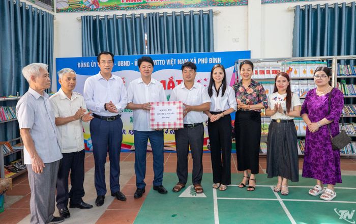 Hội Nhà báo tỉnh Thái Nguyên trao tặng sách, báo cho Nhà văn hóa xã Phú Đình.