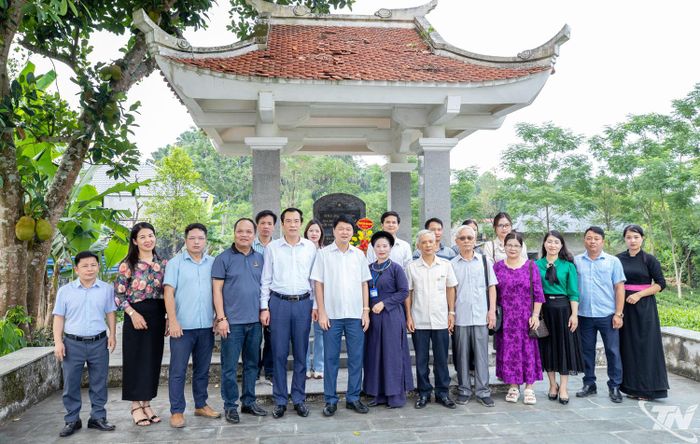 Hội Nhà báo tỉnh Thái Nguyên chụp ảnh lưu niệm tại nơi ra đời Hội Nhà báo Việt Nam.
