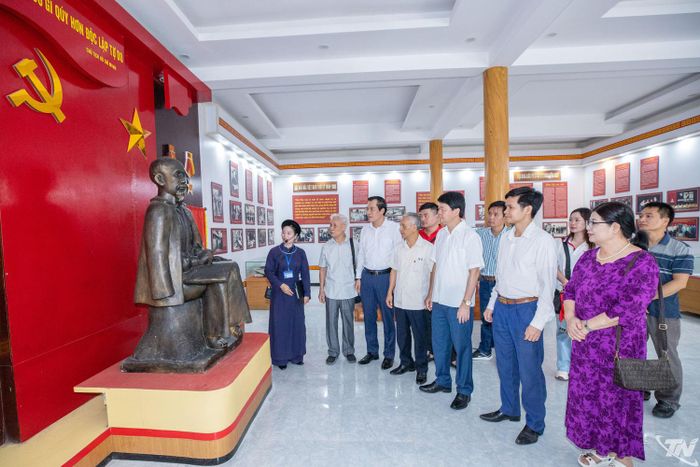 Hội Nhà báo Thái Nguyên tham quan Di tích nơi thành lập Hội Nhà báo Việt Nam.