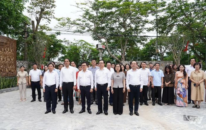 Các đại biểu dâng hương tại Di tích Quốc gia Trường dạy làm báo Huỳnh Thúc Kháng