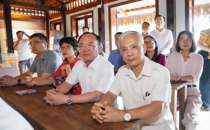 Các đại biểu tham quan không gian trưng bày hiện vật tại Di tích Quốc gia Trường dạy làm báo Huỳnh Thúc Kháng.