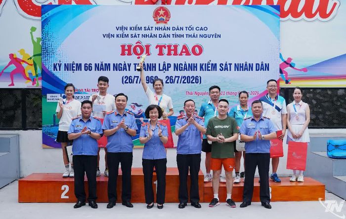 Ban Tổ chức trao giải đôi nam nữ cho các cặp vận động viên đạt thành tích cao.