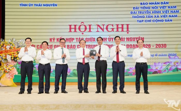 Đại diện các cơ quan báo chí Trung ương tặng quà Thường trực Tỉnh ủy Thái Nguyên