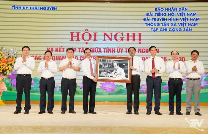 Thường trực Tỉnh ủy Thái Nguyên tặng quà đại diện các cơ quan báo chí Trung ương
