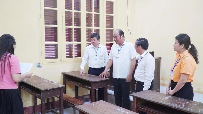 Phó Chủ tịch UBND thành phố Nguyễn Văn Mạnh kiểm tra công tác tổ chức thi tại điểm thi Trường THPT Hai Bà Trưng