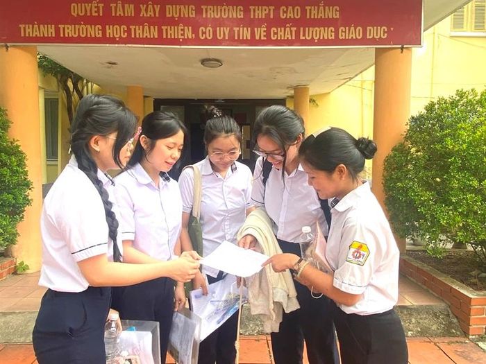 Thí sinh phấn khởi sau môn thi đầu tiên