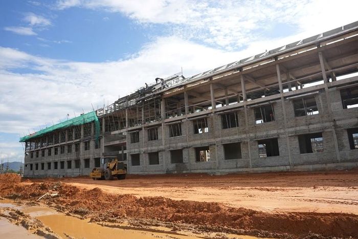 Để hoàn thành đúng tiến độ Trường liên cấp A Lưới 4, sự tham gia của lực lượng quân sự là rất cần thiết. Ảnh: NGỌC MINH