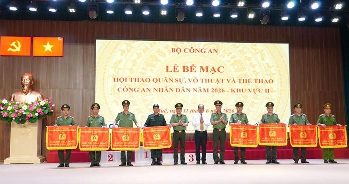 Lãnh đạo Bộ Công an, UBND thành phố và Công an TP. Huế trao giải Nhất, Nhì và Ba toàn đoàn cho các đội tuyển đạt thành tích xuất sắc 