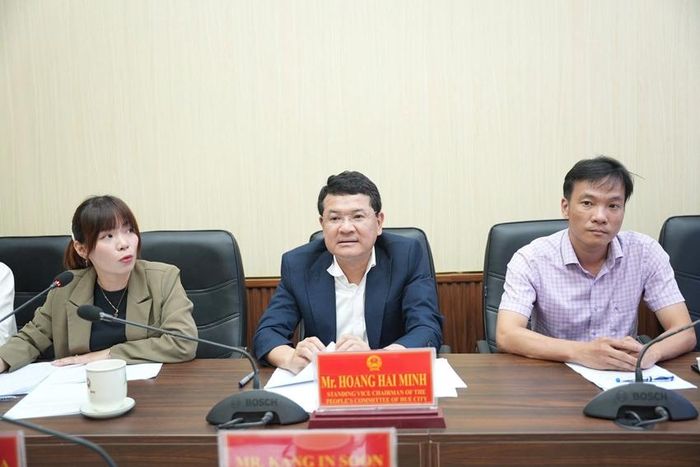 UVTV Thành ủy, Phó Chủ tịch Thường trực UBND thành phố Hoàng Hải Minh giới thiệu với đối tác về định hướng quy hoạch khu vực phát triển giao thông công cộng gắn với ga đường sắt tốc độ cao Bắc - Nam