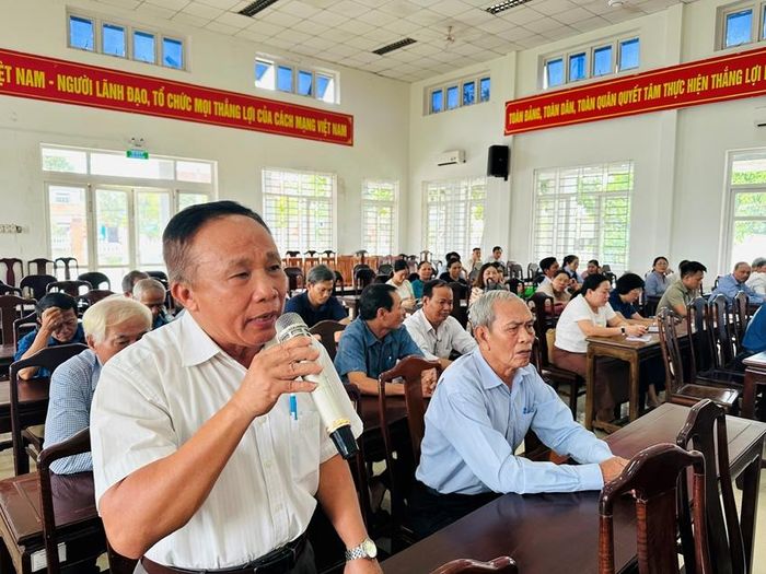 Cử tri phường Dương Nỗ tiếp tục kiến nghị quan tâm hệ thống thoát nước, xử lý các điểm đen giao thông trên Tỉnh lộ 2. Ảnh: Phong Anh