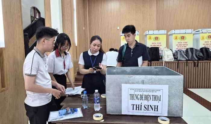  Các điểm thi bố trí nơi cất tư trang của thí sinh