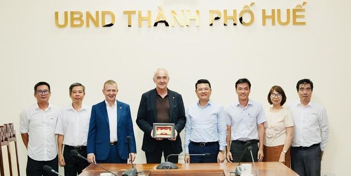  Lãnh đạo thành phố Huế tặng quà lưu niệm và chụp ảnh chung cùng đoàn Tổ chức Fundacíon Metrópoli