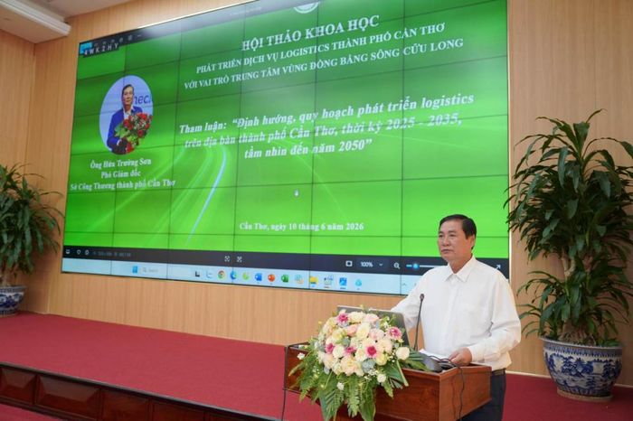 Ông Hứa Trường Sơn, Phó Giám đốc Sở Công Thương thành phố Cần Thơ trình bày tham luận "Định hướng quy hoạch phát triển logistics trên địa bàn thành phố Cần Thơ giai đoạn 2025 - 2035, tầm nhìn đến năm 2050"
