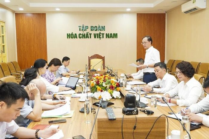 Ông Phùng Ngọc Bộ, Trưởng ban Kỹ thuật Tập đoàn đã báo cáo kết quả triển khai Nghị quyết số 57-NQ/TW tại Tập đoàn