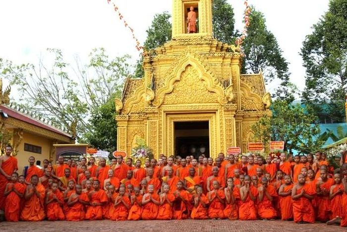 Lưu niệm trước tháp thờ 4 vị Hòa thượng liệt sĩ