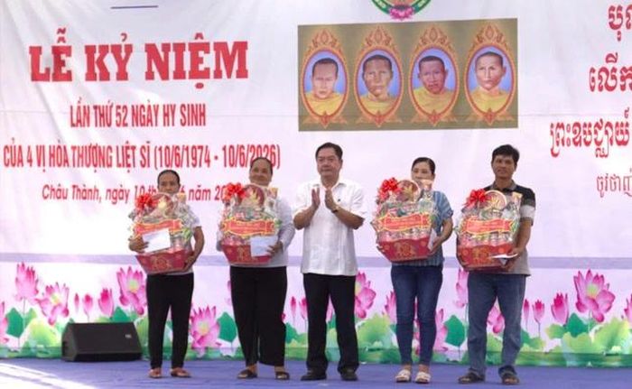 Lãnh đạo Đảng ủy xã Châu Thành tặng quà đến đại diện gia đình 4 vị Hòa thượng liệt sĩ
