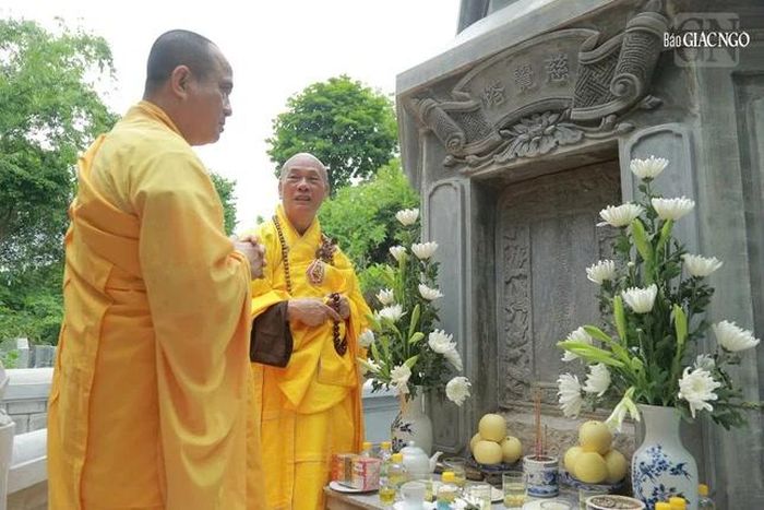 Hòa thượng Thích Giác Đạo và Thượng tọa Thích Tâm Hải bên tháp Tổ sư
